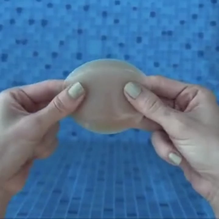 Charger la vidéo : &lt;p&gt;Mais notre cache-téton &lt;strong&gt;reste parfaitement en place.&lt;/strong&gt;&lt;/p&gt;&lt;p&gt;Pas de colle. Pas d’adhésif agressif.&lt;br/&gt;Juste une matière intelligente qui adhère &lt;strong&gt;naturellement à la peau&lt;/strong&gt;, même après un plongeon ou sous 35°C.&lt;/p&gt;&lt;p&gt;💦 Résistant à l’eau, à la chaleur et à la transpiration,&lt;br/&gt;✨ Invisible sous les maillots de bain et les robes légères,&lt;br/&gt;♻️ Réutilisable, confortable, et totalement oublié une fois porté.&lt;br/&gt;&lt;br/&gt;Conçu pour tenir, même quand toi, tu lâches prise.&lt;/p&gt;&lt;p&gt;&lt;strong&gt;Nuuca&lt;/strong&gt;, c’est l’allié invisible de ton été.&lt;br/&gt;Celui qui te laisse respirer — et bouger.&lt;/p&gt;&lt;p&gt;&lt;/p&gt;&lt;p&gt;&lt;/p&gt;&lt;p&gt;&lt;/p&gt;&lt;p&gt;&lt;/p&gt;&lt;p&gt;&lt;/p&gt;&lt;p&gt;&lt;/p&gt;